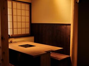 un tavolo in legno in una stanza con finestra di Hatago Kintoen a Hakone