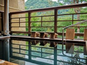 una vista sull'acqua da un balcone di un edificio di Hatago Kintoen a Hakone