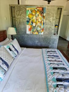 Postel nebo postele na pokoji v ubytování Ardeen Villa - superb 3 bedroom beachfront for 6, BB, free pick up for 7 night stays arriving together, fully serviced, taxes included