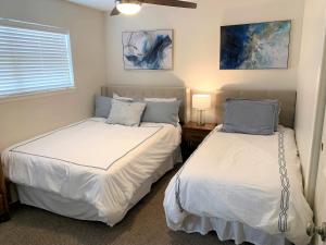 1 dormitorio con 2 camas y ventana en CRC 307 Tube-alicious, en New Braunfels
