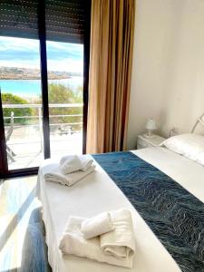 Una habitación de hotel con una cama con toallas. en Mir Mar, en Lampedusa