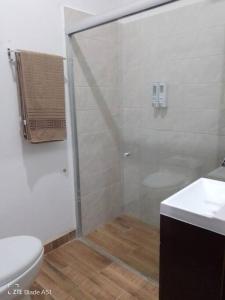 y baño con ducha, aseo y lavamanos. en Villa Campestre con vista en Guadalajara