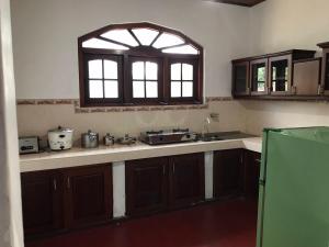 uma cozinha com um lavatório e uma janela em Villa 6070 em Galle