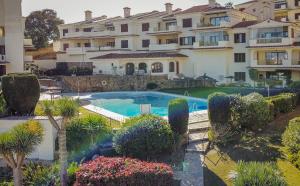 eine Villa mit einem Pool vor einem Gebäude in der Unterkunft 26 Front row penthouse golf and sea views Manilva Duquesa Andalusia in Manilva