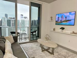 Pool Rooftop Luxury loft Miami Downtown, Brickell في ميامي: غرفة معيشة مع أريكة ونافذة كبيرة