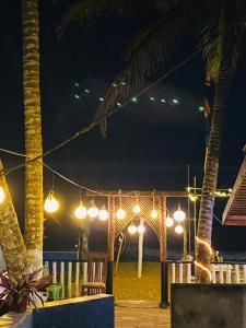 una serie di luci sulla spiaggia di notte di New Casamarc a Bentota