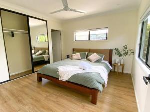 1 dormitorio con 1 cama y ventilador de techo en The Olive Abode - Atherton en Atherton