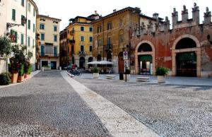 una strada di ciottoli in una città con edifici di Mahamo Suites a Verona