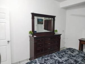 - une chambre avec une commode et un miroir dans l'établissement Casa Tortuga - Excelente ubicación - Cerca de playa, à Lázaro Cárdenas