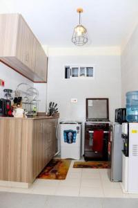 een keuken met een koelkast en een fornuis top oven bij Epic Home By Edmor Suite in Nairobi