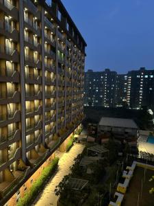 ein Apartmenthaus mit Licht in einer Stadt in der Unterkunft Weekend Address in Surat