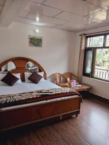 1 dormitorio con cama, mesa y ventana en Mcleodganj Diaries Homestay, en Dharamshala