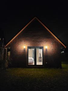 [H]auszeit Bad Nenndorf في باد نيندورف: منزل من الطوب مع نافذة في الليل