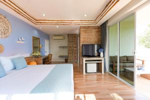 TV a/nebo společenská místnost v ubytování Arkbar Beach Club