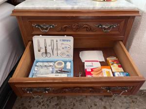 un cajón de madera con utensilios y otros artículos en Moorish house in Heart of albayzin, en Granada
