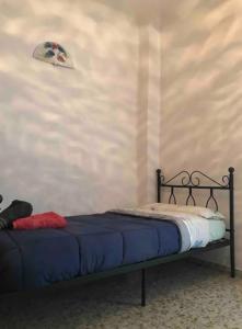 1 cama con manta azul y lámpara en Moorish house in Heart of albayzin, en Granada