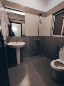 y baño con lavabo y aseo. en Daily BASIS 3-BEDROOMS FAMILY APARTMENT, en Islamabad