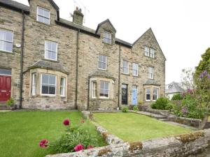 an old stone house with a large yard at 4 Bed in Cockermouth SZ037 in Cockermouth