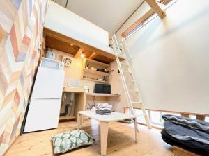 een kamer met een ladder en een kleine tafel bij Kanamechō detached house in Tokyo