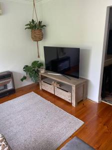 Μια τηλεόραση ή/και κέντρο ψυχαγωγίας στο Small affordable home