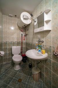 łazienka z toaletą i umywalką w obiekcie Central Halls apartment w mieście Sofia