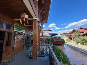 une vitrine d'un bâtiment avec une passerelle à l'extérieur dans l'établissement Chiangkhan Hotel, à Chiang Khan