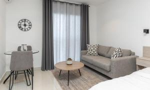 ein Wohnzimmer mit einem Sofa und einem Tisch in der Unterkunft Luxurious loft space Available in Accra