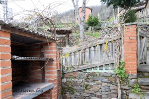 een ingang naar een bakstenen gebouw met een houten hek bij La casita de la Senda 