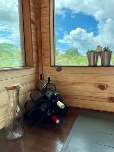 un montón de botellas de vino sentadas junto a una ventana en Ô Naturel Lodge Lifou, en Lifou
