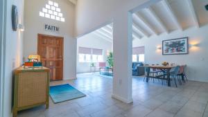 Televiisor ja/või meelelahutuskeskus majutusasutuses Sunny Eagle Beach Villa - 3 min. from beach