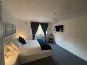 a bedroom with a bed and a window at Woolwich 2Bedroom Apartment in London