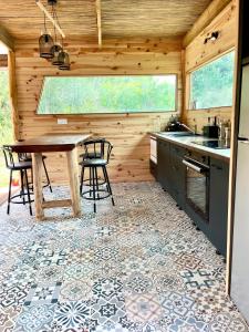 cocina con mesa y sillas en el suelo de baldosa en Ô Naturel Lodge Lifou, en Lifou