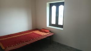 a bench in a room with a window at Sujata Buddha Homestay in Bodh Gaya