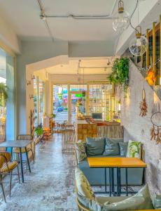 een café met een bank en tafels en stoelen bij Romantic Time in Hualien