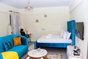 een woonkamer met een bed en een bank bij Epic Home By Edmor Suite in Nairobi