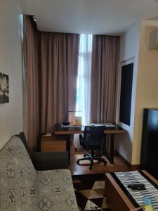 吉隆坡的住宿－KL Q520 Premium Suite Room，客厅配有桌子和椅子