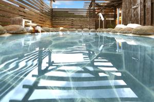 una gran piscina de agua azul en Yutorelo Tsuwano, en Tsuwano