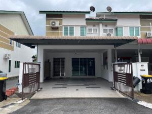 une maison avec un portail et un garage dans l'établissement Eyu Sweet Home in Sitiawan 10-13 pax free wifi, à Sitiawan