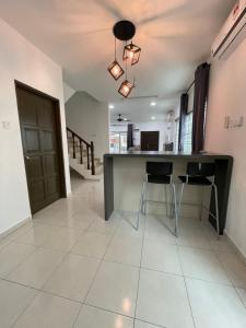 Η κουζίνα ή μικρή κουζίνα στο Eyu Sweet Home in Sitiawan 10-13 pax free wifi +11 φωτογραφίες