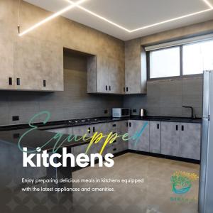 una cocina con electrodomésticos y encimeras de acero inoxidable en Nirvana Chalets, en Jerash