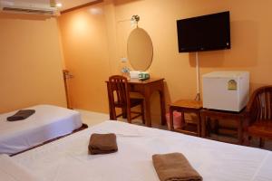a hotel room with two beds and a television at Goldbeach guesthouse in Ko Chang