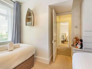 a bedroom with a bed and a window at 2 Bed in Brixham 86879 in Brixham
