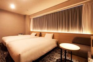 Habitación de hotel con 2 camas y ventana en Kumamoto Washington Hotel Plaza, en Kumamoto