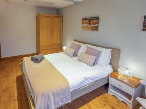 1 dormitorio con 1 cama con sábanas y almohadas blancas en 2 Bed in Stibbard 79993 