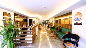 eine Lobby eines Restaurants mit grüner Couch in der Unterkunft Mai İnci Otel in Antalya