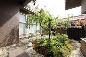 un pequeño árbol en el patio de un edificio en Yutorelo Tsuwano, en Tsuwano