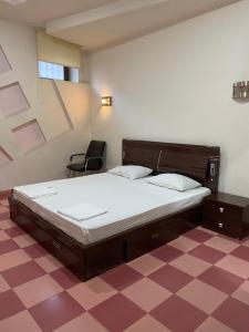 een bed in een kamer met een geruite vloer bij SpaHotel in Jerevan