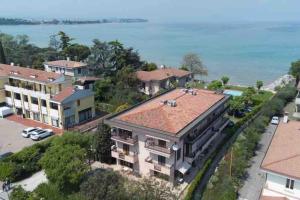 - une vue aérienne sur une maison avec l'océan dans l'établissement Splendida location con spiaggia privata, à Sirmione