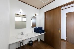 y baño con lavabo y espejo. en THE NORTH PEAK NAKAFURANO, en Nakafurano