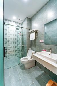 een badkamer met een toilet, een wastafel en een douche bij KHÁCH SẠN HÀ PHƯƠNG Tánh Linh in Phan Thiet